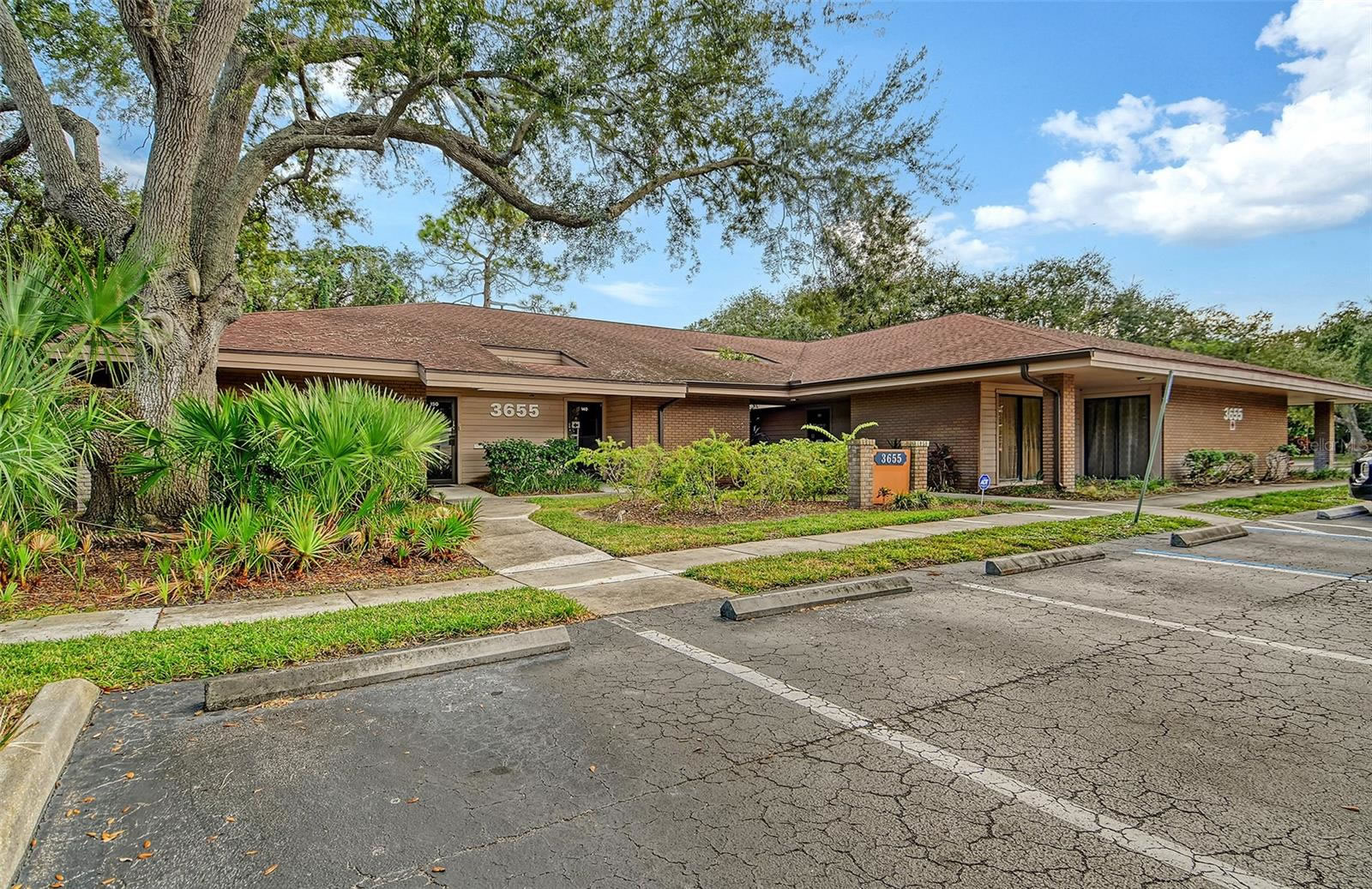 9.2 acres with 11 Buildings For Sale in Bradenton, FL - 82,000 sq ft $9,750,000