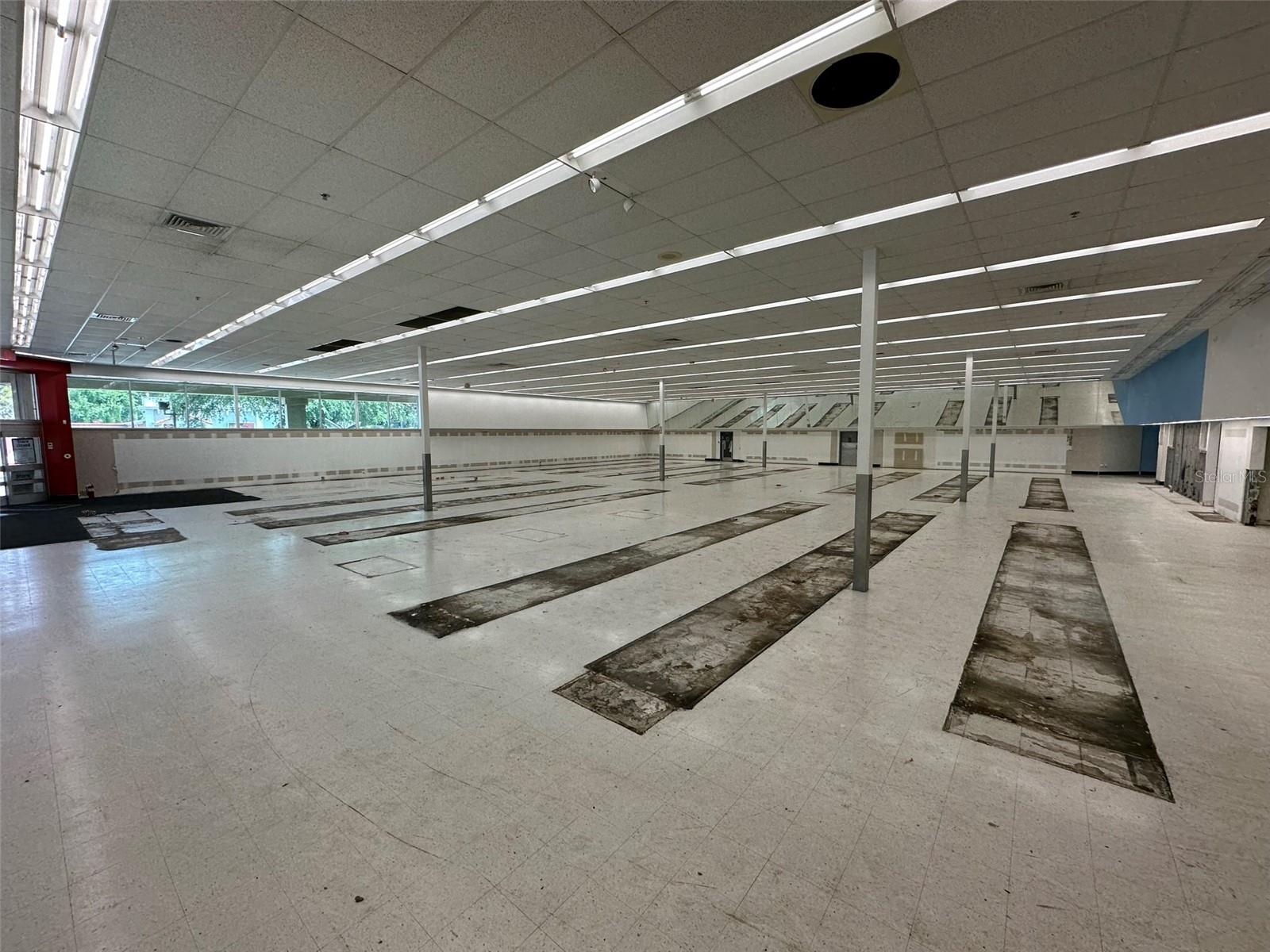 Large Commercial Storefront in Tampa, Florida - perfect for Church, School or Daycare - $5,250,000 Large Commercial Storefront in Tampa, Florida - perfect for Church, School or Daycare - $5,250,000